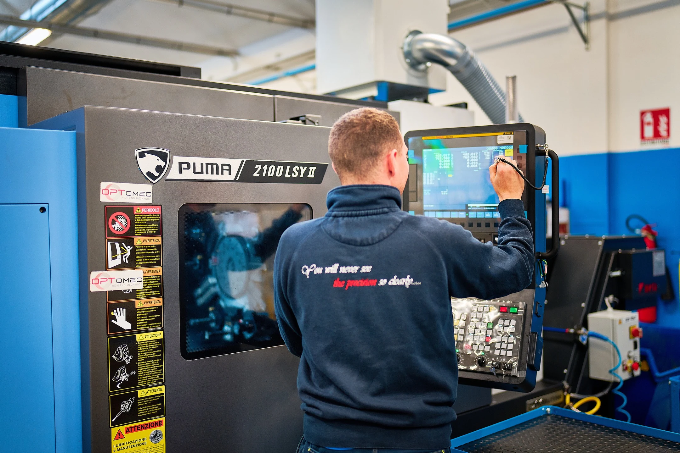 Operatore OPTomec al controllo di un tornio CNC